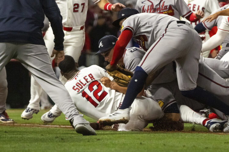 Base brawl leads to MLB suspensions
